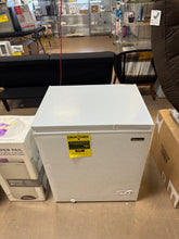 Magic Chef 5.0 cu. ft. Chest Freezer in White!! NEW OUT OF BOX, SCRATCHED AND DENTED FROM SHIPPING(PHOTOS SHOWN)!!