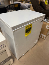 Magic Chef 5.0 cu. ft. Chest Freezer in White!! NEW OUT OF BOX, SCRATCHED AND DENTED FROM SHIPPING(PHOTOS SHOWN)!!