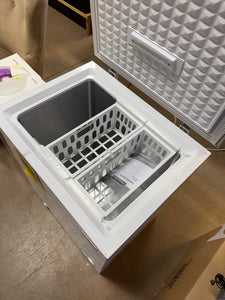 Magic Chef 5.0 cu. ft. Chest Freezer in White!! NEW OUT OF BOX, SCRATCHED AND DENTED FROM SHIPPING(PHOTOS SHOWN)!!
