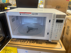 Hamilton Beach 1.1 cu ft Countertop Microwave Oven in White and Stainless Steel Color, Sensor Cook!! NEW OUT OF BOX!!