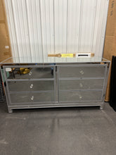 MIRRORED 6-DRAWER DRESSER! (BRAND NEW)