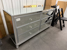 MIRRORED 6-DRAWER DRESSER! (BRAND NEW)