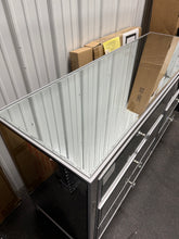 MIRRORED 6-DRAWER DRESSER! (BRAND NEW)