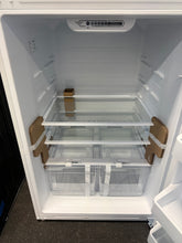 Vissani 18 cu. ft. Top Freezer Refrigerator, Garage Ready in White!! BRAND NEW(MINOR DENT FROM SHIPPING)!!