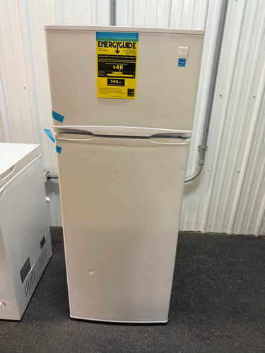 Avanti Apartment Refrigerator, 7.3 cu. ft, in White!! BRAND NEW(DENTED & MINOR CRACK INSIDE)!!