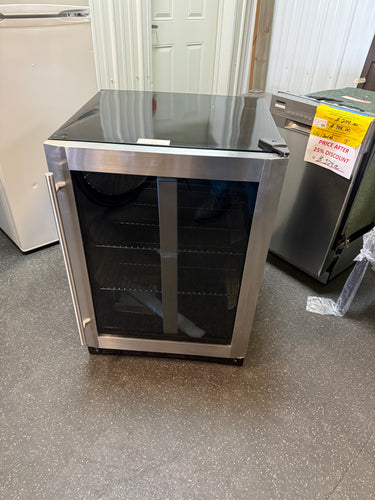 Magic Chef Beverage 23.4 in. 154 (12 oz.) Can Beverage Cooler, Stainless Steel!! BRAND NEW(MINOR DENT FROM SHIPPING)!!