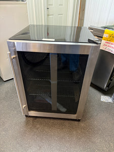 Magic Chef Beverage 23.4 in. 154 (12 oz.) Can Beverage Cooler, Stainless Steel!! BRAND NEW(MINOR DENT FROM SHIPPING)!!