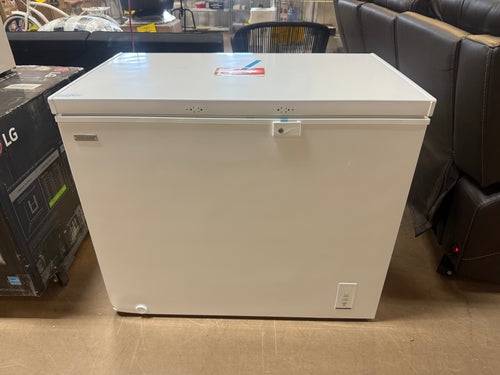 Vissani 8.8 cu. ft. Manual Defrost Convertible Chest Freezer with LED Light in White Powered by Hubspace!! BRAND NEW(MINOR DENTS FROM SHIPPING)!!