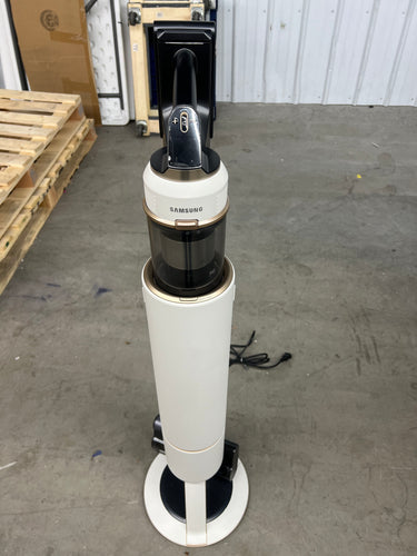 Samsung Bespoke Jet Cordless Stick Vacuum with All-in-One Clean Station!! LIGHTLY USED, VERY CLEAN(TESTED WORKS GREAT!!