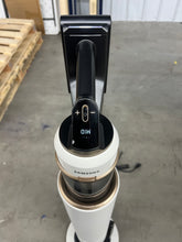 Samsung Bespoke Jet Cordless Stick Vacuum with All-in-One Clean Station!! LIGHTLY USED, VERY CLEAN(TESTED WORKS GREAT!!
