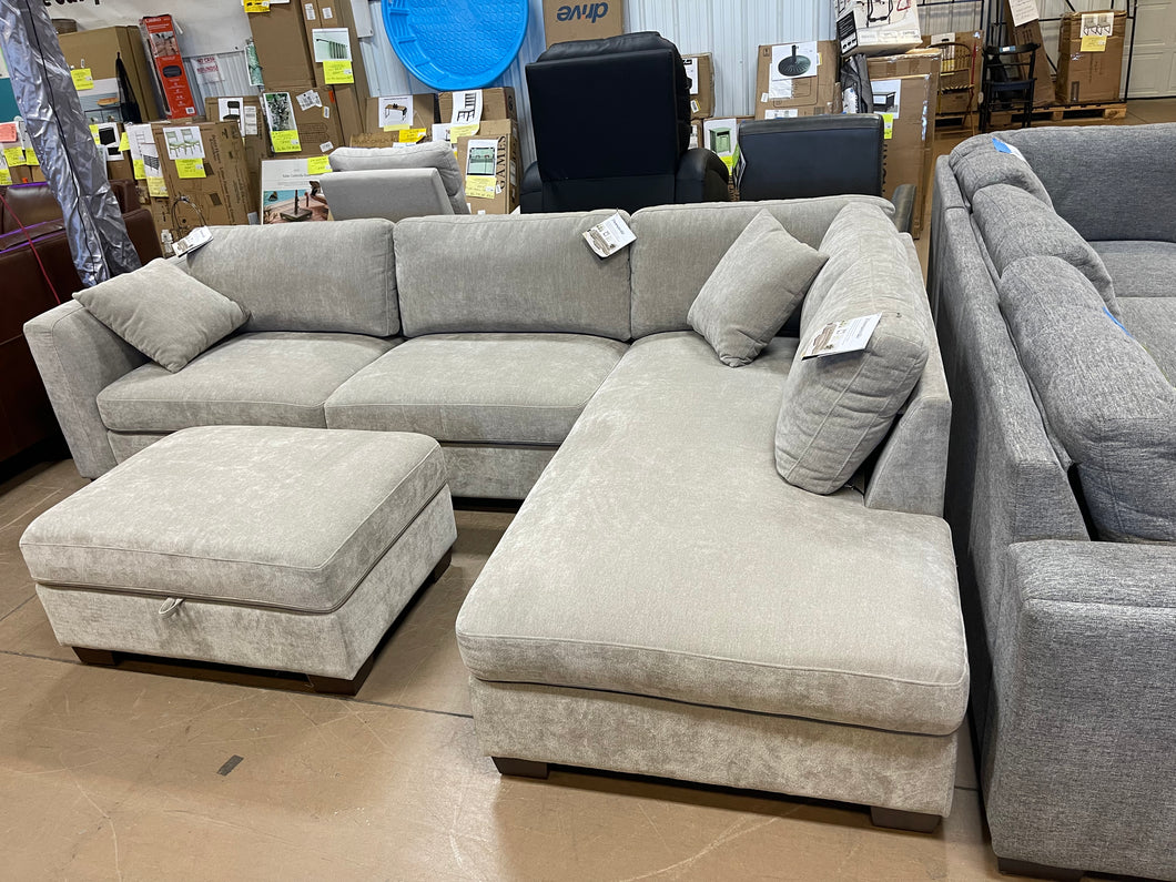 Thomasville Walsen Sectional with Storage Ottoman- new