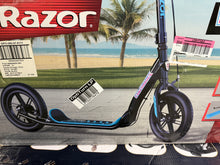Razor Flashback Kick Scooter! (NEW IN BOX!)