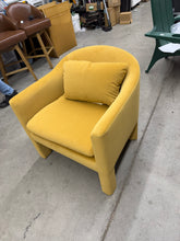 This gorgeous Linaria Fully Upholstered Velvet Accent Chair- new