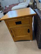 Oak end table - used - good