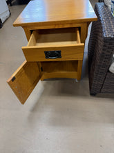 Oak end table - used - good