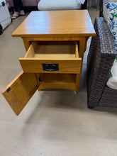 Oak end table - used - good