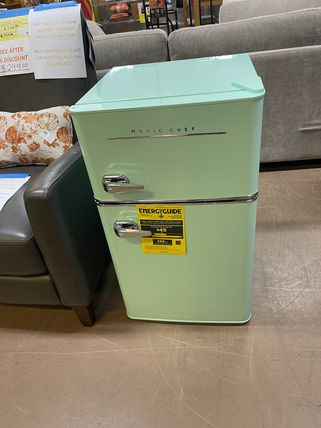 Magic Chef
Retro 3.2 cu. ft. 2-Door Mini Fridge in Mint Green/ new!