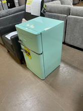 Magic Chef
Retro 3.2 cu. ft. 2-Door Mini Fridge in Mint Green/ new!