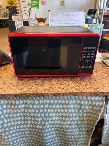 Mainstays 0.7 Cu ft Capacity Countertop Microwave Oven, Red! (NEW OUT OF BOX)