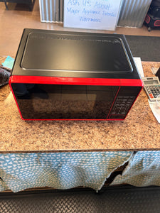 Mainstays 0.7 Cu ft Capacity Countertop Microwave Oven, Red! (NEW OUT OF BOX)