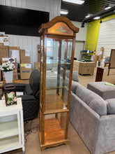 BEAUTIFUL OAK-FINISH LIGHTED GLASS CURIO DISPLAY CABINET WITH DECORATIVE STAINED-GLASS TOP!! 🔥
