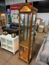 BEAUTIFUL OAK-FINISH LIGHTED GLASS CURIO DISPLAY CABINET WITH DECORATIVE STAINED-GLASS TOP!! 🔥