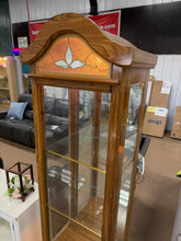 BEAUTIFUL OAK-FINISH LIGHTED GLASS CURIO DISPLAY CABINET WITH DECORATIVE STAINED-GLASS TOP!! 🔥