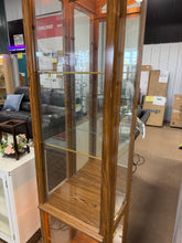 BEAUTIFUL OAK-FINISH LIGHTED GLASS CURIO DISPLAY CABINET WITH DECORATIVE STAINED-GLASS TOP!! 🔥
