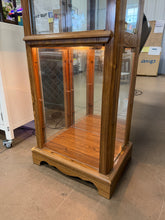 BEAUTIFUL OAK-FINISH LIGHTED GLASS CURIO DISPLAY CABINET WITH DECORATIVE STAINED-GLASS TOP!! 🔥
