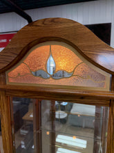 BEAUTIFUL OAK-FINISH LIGHTED GLASS CURIO DISPLAY CABINET WITH DECORATIVE STAINED-GLASS TOP!! 🔥