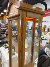 BEAUTIFUL OAK-FINISH LIGHTED GLASS CURIO DISPLAY CABINET WITH DECORATIVE STAINED-GLASS TOP!! 🔥