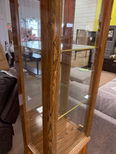 BEAUTIFUL OAK-FINISH LIGHTED GLASS CURIO DISPLAY CABINET WITH DECORATIVE STAINED-GLASS TOP!! 🔥