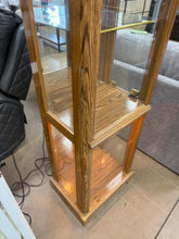 BEAUTIFUL OAK-FINISH LIGHTED GLASS CURIO DISPLAY CABINET WITH DECORATIVE STAINED-GLASS TOP!! 🔥