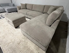 Thomasville Walsen Sectional with Storage Ottoman-new