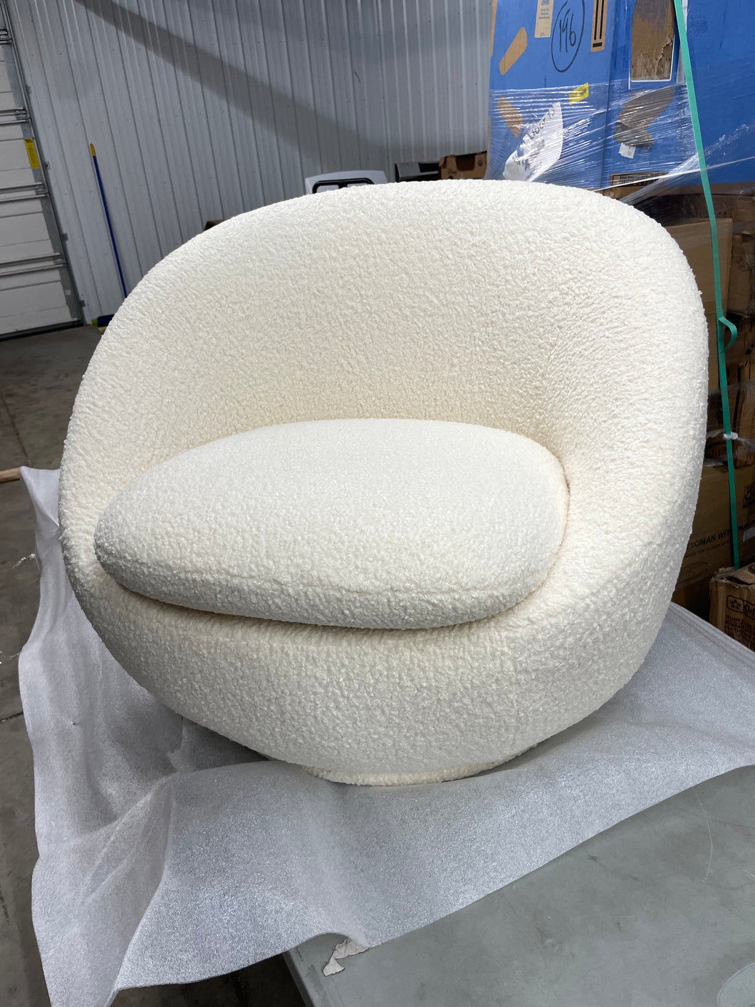Better Homes & Gardens Cozy Upholstered Sherpa Swivel Chair, Cream**New**